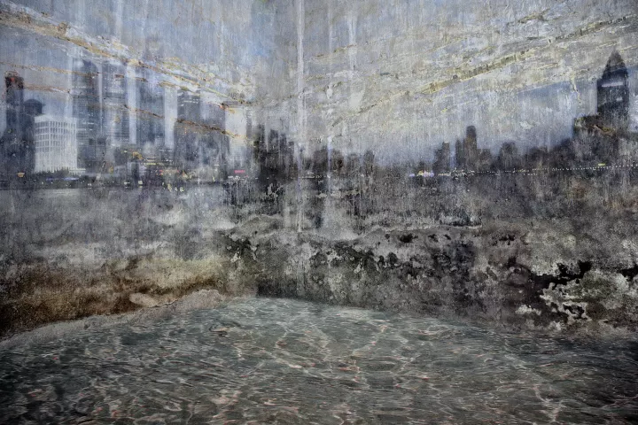 Une pièce avec de l'eau. En transparence sur les murs, le paysage d'une villes.